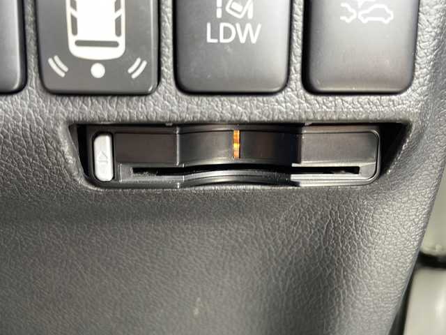 三菱 アウトランダー ＰＨＥＶ G ナビパッケージ 愛知県 2016(平28)年 5.6万km シルキーホワイト 衝突軽減システム/純正SDナビ（SDなし）/全方位カメラ/レーダークルーズコントロール/シートヒーター/CD/DVD/Bluetooth/バックカメラ/ステアリングヒーター/電動リアゲート/パワーシート/コーナーセンサー/純正アルミホイール/LEDヘッドライト/４WD/パドルシフト/ETC/ステアリングスイッチ/スマートキー/プッシュスタート