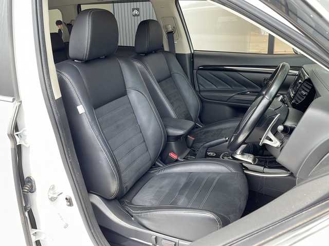三菱 アウトランダー ＰＨＥＶ G ナビパッケージ 愛知県 2016(平28)年 5.6万km シルキーホワイト 衝突軽減システム/純正SDナビ（SDなし）/全方位カメラ/レーダークルーズコントロール/シートヒーター/CD/DVD/Bluetooth/バックカメラ/ステアリングヒーター/電動リアゲート/パワーシート/コーナーセンサー/純正アルミホイール/LEDヘッドライト/４WD/パドルシフト/ETC/ステアリングスイッチ/スマートキー/プッシュスタート
