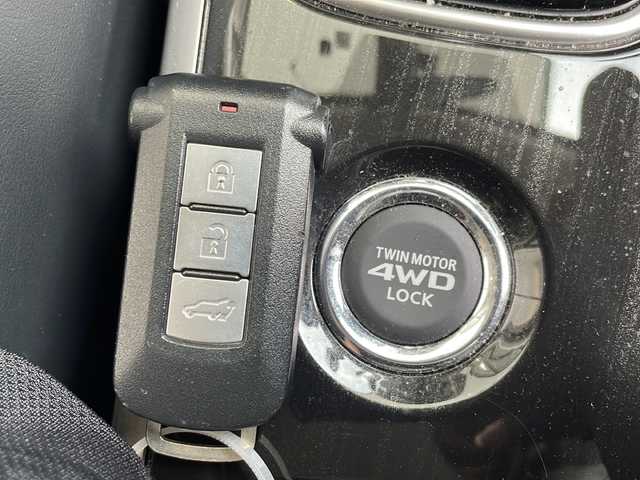 三菱 アウトランダー ＰＨＥＶ G ナビパッケージ 愛知県 2016(平28)年 5.6万km シルキーホワイト 衝突軽減システム/純正SDナビ（SDなし）/全方位カメラ/レーダークルーズコントロール/シートヒーター/CD/DVD/Bluetooth/バックカメラ/ステアリングヒーター/電動リアゲート/パワーシート/コーナーセンサー/純正アルミホイール/LEDヘッドライト/４WD/パドルシフト/ETC/ステアリングスイッチ/スマートキー/プッシュスタート