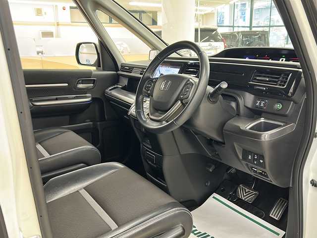 ホンダ ステップワゴン スパーダ クルスピセンシング 道央・札幌 2021(令3)年 5.7万km プラチナホワイトパール ・ワンオーナー/・4WD/・純正9インチナビ/・フルセグTV/DVD/CD/SD/BT/・バックカメラ/・両側パワースライドドア/・ホンダセンシング/・CMBS/・アダプティブクルーズコントロール/・先行車発進お知らせ/・路外逸脱抑制システム/・レーンキープアシスト/・標識認識機能/・パドルシフト/・横滑り防止/・ワイパーデアイサー/・ビルトインETC/・ハーフレザーシート/・前席シートヒーター/・LEDヘッドライト/・LEDフォグ/・アイドリングストップ/・プッシュスタート/・スマートキー/・電格ミラー/・ミラーヒーター
