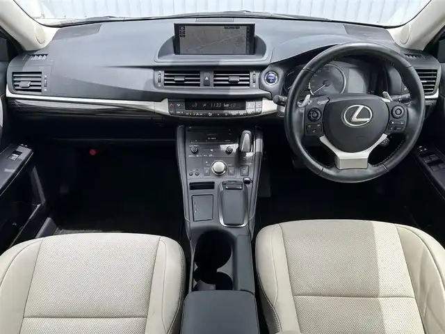 レクサス ＣＴ 200h バージョンL 熊本県 2020(令2)年 2万km グラファイトブラックガラスフレーク ワンオーナー/純正ナビ/・AM/FM/CD/DVD/BD/SD/USB/AUX/BT/・フルセグTV　/バックカメラ/レーンディパーチャーアラート/レーダークルーズコントロール/プリクラッシュセーフティ/オートマチックハイビーム/クリアランスソナー/トラクションコントロール/車両接近通報装置/前後コーナーセンサー/革巻きステアリング/・ステアリングリモコン/・ステアリングヒーター/・パドルシフト/ETC2.0/レザーシート/・D/N席シートヒーター/・D/N席パワーシート/・D席シートメモリー/社外ドライブレコーダー（前後）【HDR360GW】/電動格納ミラー/・ウィンカーミラー/オートライト/・LEDライト/純正ドアバイザー/トノカバー/レーザー＆レーダー探知機（ZERO707LV）/純正フロアマット/純正アルミホイール/スマートキー/・カードキー