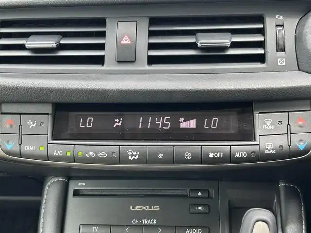 レクサス ＣＴ 200h バージョンL 熊本県 2020(令2)年 2万km グラファイトブラックガラスフレーク ワンオーナー/純正ナビ/・AM/FM/CD/DVD/BD/SD/USB/AUX/BT/・フルセグTV　/バックカメラ/レーンディパーチャーアラート/レーダークルーズコントロール/プリクラッシュセーフティ/オートマチックハイビーム/クリアランスソナー/トラクションコントロール/車両接近通報装置/前後コーナーセンサー/革巻きステアリング/・ステアリングリモコン/・ステアリングヒーター/・パドルシフト/ETC2.0/レザーシート/・D/N席シートヒーター/・D/N席パワーシート/・D席シートメモリー/社外ドライブレコーダー（前後）【HDR360GW】/電動格納ミラー/・ウィンカーミラー/オートライト/・LEDライト/純正ドアバイザー/トノカバー/レーザー＆レーダー探知機（ZERO707LV）/純正フロアマット/純正アルミホイール/スマートキー/・カードキー
