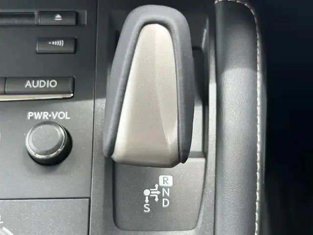 レクサス ＣＴ 200h バージョンL 熊本県 2020(令2)年 2万km グラファイトブラックガラスフレーク ワンオーナー/純正ナビ/・AM/FM/CD/DVD/BD/SD/USB/AUX/BT/・フルセグTV　/バックカメラ/レーンディパーチャーアラート/レーダークルーズコントロール/プリクラッシュセーフティ/オートマチックハイビーム/クリアランスソナー/トラクションコントロール/車両接近通報装置/前後コーナーセンサー/革巻きステアリング/・ステアリングリモコン/・ステアリングヒーター/・パドルシフト/ETC2.0/レザーシート/・D/N席シートヒーター/・D/N席パワーシート/・D席シートメモリー/社外ドライブレコーダー（前後）【HDR360GW】/電動格納ミラー/・ウィンカーミラー/オートライト/・LEDライト/純正ドアバイザー/トノカバー/レーザー＆レーダー探知機（ZERO707LV）/純正フロアマット/純正アルミホイール/スマートキー/・カードキー