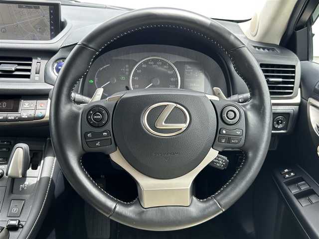 レクサス ＣＴ 200h バージョンL 熊本県 2020(令2)年 2万km グラファイトブラックガラスフレーク ワンオーナー/純正ナビ/・AM/FM/CD/DVD/BD/SD/USB/AUX/BT/・フルセグTV　/バックカメラ/レーンディパーチャーアラート/レーダークルーズコントロール/プリクラッシュセーフティ/オートマチックハイビーム/クリアランスソナー/トラクションコントロール/車両接近通報装置/前後コーナーセンサー/革巻きステアリング/・ステアリングリモコン/・ステアリングヒーター/・パドルシフト/ETC2.0/レザーシート/・D/N席シートヒーター/・D/N席パワーシート/・D席シートメモリー/社外ドライブレコーダー（前後）【HDR360GW】/電動格納ミラー/・ウィンカーミラー/オートライト/・LEDライト/純正ドアバイザー/トノカバー/レーザー＆レーダー探知機（ZERO707LV）/純正フロアマット/純正アルミホイール/スマートキー/・カードキー