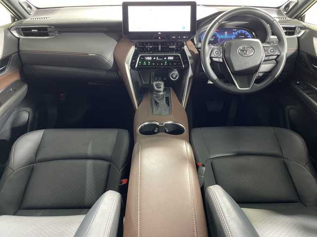 トヨタ ハリアー Z レザーパッケージ 神奈川県 2023(令5)年 2.3万km プラチナホワイトパールマイカ 純正12.3型ディスプレイオーディオ/コネクティッドナビ/JBLプレミアムサウンド/フルセグ　AM FM Bluetooth　USB　Miracast/パノラミックビューモニター/セーフティセンス/プリクラッシュセーフティ/レーダークルーズコントロール/ロードサインアシスト/ドライバー異常時対応システム/横断歩行者検知機能/緊急時操舵支援/レーントレーシングアシスト/アダブティブハイビームアシスト/カーブ速度抑制/低速時加速抑制機能/先行車発進告知/パーキングサポートブレーキ/ブラインドスポットモニター/革巻きステアリング/ステアリングヒーター/電動チルト/テレスコピックステアリング/前席シートヒーター/ベンチレーション/運転席ポジションメモリー/ダークグレーステッチ入ブラック革シート/パワーバックドア/ヘッドアップディスプレイ/デジタルインナーミラー/SOSコール/ナノイーX/ETC2.0/プッシュスタート/スマートキー/LEDヘッドランプ/オートライト/LEDフロントフォグランプ/純正19インチアルミホイール/純正リアスポイラー