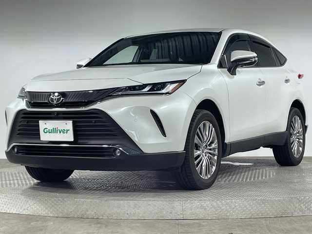 トヨタ ハリアー Z レザーパッケージ 神奈川県 2023(令5)年 2.3万km プラチナホワイトパールマイカ 純正12.3型ディスプレイオーディオ/コネクティッドナビ/JBLプレミアムサウンド/フルセグ　AM FM Bluetooth　USB　Miracast/パノラミックビューモニター/セーフティセンス/プリクラッシュセーフティ/レーダークルーズコントロール/ロードサインアシスト/ドライバー異常時対応システム/横断歩行者検知機能/緊急時操舵支援/レーントレーシングアシスト/アダブティブハイビームアシスト/カーブ速度抑制/低速時加速抑制機能/先行車発進告知/パーキングサポートブレーキ/ブラインドスポットモニター/革巻きステアリング/ステアリングヒーター/電動チルト/テレスコピックステアリング/前席シートヒーター/ベンチレーション/運転席ポジションメモリー/ダークグレーステッチ入ブラック革シート/パワーバックドア/ヘッドアップディスプレイ/デジタルインナーミラー/SOSコール/ナノイーX/ETC2.0/プッシュスタート/スマートキー/LEDヘッドランプ/オートライト/LEDフロントフォグランプ/純正19インチアルミホイール/純正リアスポイラー