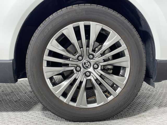 トヨタ ハリアー Z レザーパッケージ 神奈川県 2023(令5)年 2.3万km プラチナホワイトパールマイカ 純正12.3型ディスプレイオーディオ/コネクティッドナビ/JBLプレミアムサウンド/フルセグ　AM FM Bluetooth　USB　Miracast/パノラミックビューモニター/セーフティセンス/プリクラッシュセーフティ/レーダークルーズコントロール/ロードサインアシスト/ドライバー異常時対応システム/横断歩行者検知機能/緊急時操舵支援/レーントレーシングアシスト/アダブティブハイビームアシスト/カーブ速度抑制/低速時加速抑制機能/先行車発進告知/パーキングサポートブレーキ/ブラインドスポットモニター/革巻きステアリング/ステアリングヒーター/電動チルト/テレスコピックステアリング/前席シートヒーター/ベンチレーション/運転席ポジションメモリー/ダークグレーステッチ入ブラック革シート/パワーバックドア/ヘッドアップディスプレイ/デジタルインナーミラー/SOSコール/ナノイーX/ETC2.0/プッシュスタート/スマートキー/LEDヘッドランプ/オートライト/LEDフロントフォグランプ/純正19インチアルミホイール/純正リアスポイラー