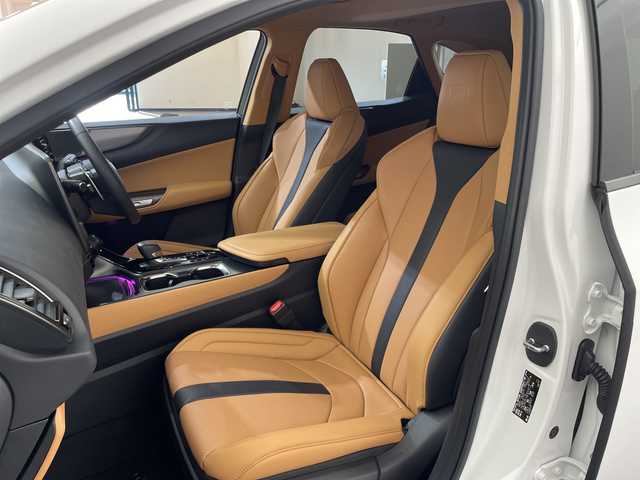 レクサス ＮＸ 350 Fスポーツ 愛媛県 2024(令6)年 1.4万km ホワイトノーヴァガラスフレーク １４型ナビ/フルセグ／Ｂｌｕｅｔｏｏｔｈ／スマホ連携／ＵＳＢ/全方位カメラ/サンルーフ/マークレビンソンサウンド/衝突軽減ブレーキ/パーキングアシスト/レーダークルーズコントロール/ＥＴＣ２．０/前後ドライブレコーダー/パワーバックドア/DN席パワーシート/レザーシート/DN席シートヒーター/ベンチレーション/レーンキープアシスト/前後コーナーセンサー/オートマチックハイビーム