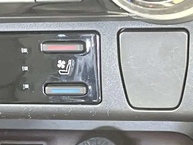 トヨタ ＲＡＶ４ G 千葉県 2023(令5)年 3.9万km アティチュードブラックマイカ 禁煙車/トヨタセーフティセンス/・プリクラッシュセーフティ/・レーントレーシングアシスト/・レーダークルーズコントロール/・オートマチックハイビーム/・プロアクティブドライビングアシスト/・アダプティブハイビームシステム/・ロードサインアシスト/パワーバックドア/純正10.5インチディスプレイオーディオ/バックカメラ/サイドカメラ/レーダークルーズコントロール/LEDオートライト/シートヒーター/エアシート/純正１８インチアルミホイール/純正フロアマット/USBポート/プッシュスタート/スマートキー/保証書