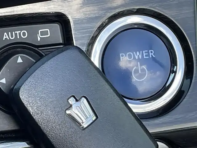 トヨタ クラウン ハイブリッド アスリートSJ-フロンティアLTD 福岡県 2018(平30)年 10.5万km ホワイトパールクリスタルシャイン トヨタセーフティセンス/PCS/LDA/クリアランスソナー/メーカーナビ/フルセグTV/CD/DVD/BT/SD/AUX/AM/FM/バックカメラ/レーダークルーズコントロール/ＬＥＤオートライト/オートハイビーム/フォグランプ/前席シートヒーター/ステアリングヒーター/前席パワーシート/純正１７ＡＷ/ビルトインETC/ウッドコンビ革巻きステアリング/アルミペダル/ハーフレザー/スマートキー/プッシュスタート/ステアリングリモコン