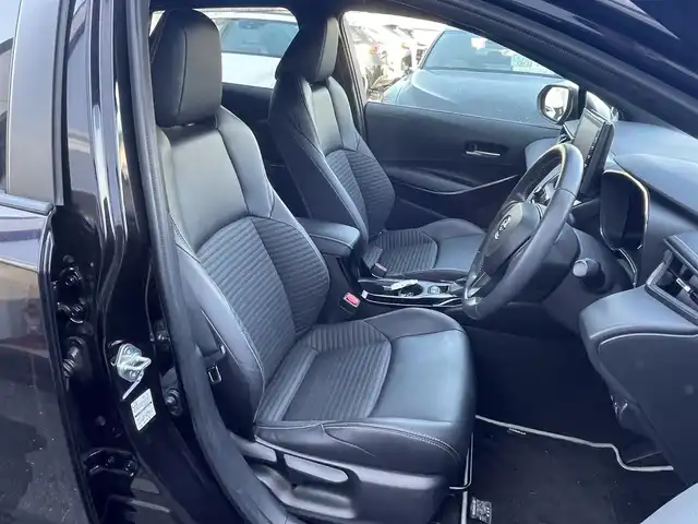 トヨタ カローラツーリング ハイブリッド ダブルバイビー 佐賀県 2019(令1)年 2.7万km スパークリングブラックパールクリスタルシャイン トヨタセーフティセンス/・プリクラッシュセーフティ/・レーダークルーズコントロール/・レーントレーシングアシスト/・オートマチックハイビーム/クリアランスソナー/純正ディスプレイオーディオ/・バックカメラ/・フルセグTV/BT/純正17インチAW/LEDヘッドライト/革巻きステアリング/ステアリングヒーター/プッシュスタート/電動パーキングスイッチ/ETC/社外前後ドラレコ/スペアキー×1