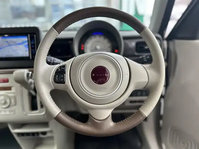 スズキ ラパン ＬＣ X 高知県 2023(令5)年 0.9万km フォーンベージュメタリック/アーバンブラウン 2トーン 社外ナビ/・フルセグTV/・Bluetoothオーディオ/スズキセーフティーサポート/・衝突被害軽減システム/・車線逸脱防止支援システム/・横滑り防止装置/シートヒーター/純正ETC/LEDヘッドライト/オートマチックハイビーム/コーナーセンサー/スペアキー×１/プッシュスタート