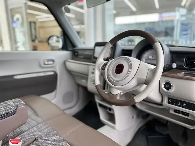 スズキ ラパン ＬＣ X 高知県 2023(令5)年 0.9万km フォーンベージュメタリック/アーバンブラウン 2トーン 社外ナビ/・フルセグTV/・Bluetoothオーディオ/スズキセーフティーサポート/・衝突被害軽減システム/・車線逸脱防止支援システム/・横滑り防止装置/シートヒーター/純正ETC/LEDヘッドライト/オートマチックハイビーム/コーナーセンサー/スペアキー×１/プッシュスタート