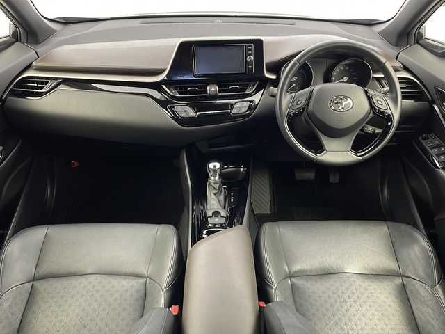 トヨタ Ｃ－ＨＲ G 新潟県 2017(平29)年 5.3万km ブラックマイカ ディーラー純正メモリナビ/(NSZT-W66T)/(CD.DVD.SD.フルセグ.Bluetooth)/バックカメラ/トヨタセーフティセンス/・プリクラッシュセーフティ/・レーダークルーズコントロール/・レーンキープアシスト/・オートマチックハイビーム/・ブラインドスポットモニター/LEDオートライト/フォグランプ/コーナーセンサー/オートリトラミラー/EVモード/電子制御パーキングブレーキ.ブレーキホールド/ドライブレコーダー/ビルトインETC/プッシュスタート/スマートキー/純正フロアマット