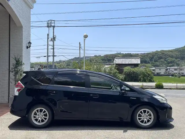 トヨタ プリウス α S 高知県 2015(平27)年 12.2万km アティチュードブラックマイカ (株)IDOMが運営する【じしゃロン高知店】の自社ローン専用車両になります。こちらは現金またはオートローンご利用時の価格です。自社ローンご希望の方は別途その旨お申付け下さい