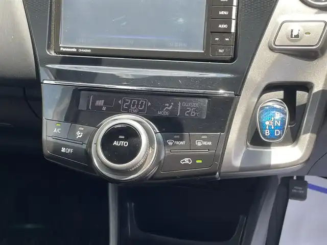 トヨタ プリウス α S 高知県 2015(平27)年 12.2万km アティチュードブラックマイカ (株)IDOMが運営する【じしゃロン高知店】の自社ローン専用車両になります。こちらは現金またはオートローンご利用時の価格です。自社ローンご希望の方は別途その旨お申付け下さい