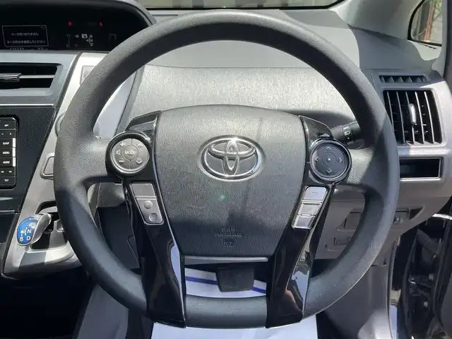 トヨタ プリウス α S 高知県 2015(平27)年 12.2万km アティチュードブラックマイカ (株)IDOMが運営する【じしゃロン高知店】の自社ローン専用車両になります。こちらは現金またはオートローンご利用時の価格です。自社ローンご希望の方は別途その旨お申付け下さい