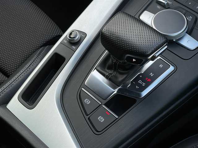 アウディ Ａ４ 2.0TFSIスポーツ S ライン PKG 山梨県 2016(平28)年 7万km グレイシアホワイトメタリック サンルーフ /マトリクスLED /アシスタンスP/黒半革/Ｐシート/シートヒーター/ＡＣＣ/ＬＫＡ/ＢＳＡ/純正ＭＭＩナビ/Ｂカメラ/ＢＴ/フルセグ/ＣＤ/バーチャルコックピット/Ａライト/Ａハイビーム/ＥＴＣ/取説