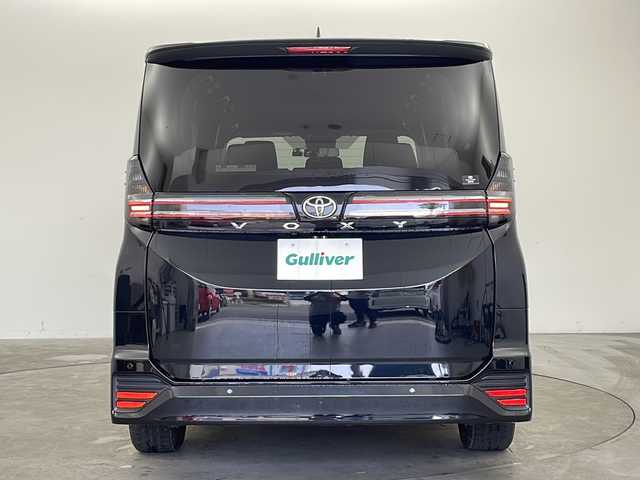 トヨタ ヴォクシー S－G 兵庫県 2022(令4)年 3.7万km アティチュードブラックマイカ ・純正8インチディスプレイオーディオ/　Bluetoobthオーディオ/　USB接続/　フルセグテレビ/・バックカメラ/・ビルトインETC2.0/・トヨタセーフティセンス/　プリクラッシュセーフティ/　レーントレーシングアシスト［LTA］/　レーンディパーチャーアラート［LDA］/　レーダークルーズコントロール（全車速追従機能付）/　アダプティブハイビームシステム［AHS］/　オートマチックハイビーム［AHB］/　ロードサインアシスト［RSA］/　プロアクティブドライビングアシスト［PDA］/　発進遅れ告知機能［TMN］/・三列シート/・前後ドライブレコーダー/・社外フロアマット/・両側パワースライドドア/・電子パーキングブレーキ/・オートブレーキホールド/・ステアリングリモコン/・純正16インチアルミホイール/・ABS/・横滑り防止機能/・前後コーナーセンサー/・盗難防止装置/・LEDオートライト/・W＋サイドエアバック/・カーテンエアバック/・スマートキー/・Wオートエアコン