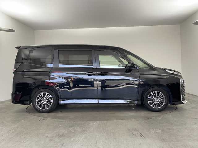 トヨタ ヴォクシー S－G 兵庫県 2022(令4)年 3.7万km アティチュードブラックマイカ ・純正8インチディスプレイオーディオ/　Bluetoobthオーディオ/　USB接続/　フルセグテレビ/・バックカメラ/・ビルトインETC2.0/・トヨタセーフティセンス/　プリクラッシュセーフティ/　レーントレーシングアシスト［LTA］/　レーンディパーチャーアラート［LDA］/　レーダークルーズコントロール（全車速追従機能付）/　アダプティブハイビームシステム［AHS］/　オートマチックハイビーム［AHB］/　ロードサインアシスト［RSA］/　プロアクティブドライビングアシスト［PDA］/　発進遅れ告知機能［TMN］/・三列シート/・前後ドライブレコーダー/・社外フロアマット/・両側パワースライドドア/・電子パーキングブレーキ/・オートブレーキホールド/・ステアリングリモコン/・純正16インチアルミホイール/・ABS/・横滑り防止機能/・前後コーナーセンサー/・盗難防止装置/・LEDオートライト/・W＋サイドエアバック/・カーテンエアバック/・スマートキー/・Wオートエアコン