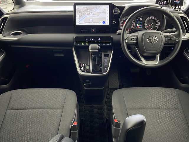 トヨタ ヴォクシー S－G 兵庫県 2022(令4)年 3.7万km アティチュードブラックマイカ ・純正8インチディスプレイオーディオ/　Bluetoobthオーディオ/　USB接続/　フルセグテレビ/・バックカメラ/・ビルトインETC2.0/・トヨタセーフティセンス/　プリクラッシュセーフティ/　レーントレーシングアシスト［LTA］/　レーンディパーチャーアラート［LDA］/　レーダークルーズコントロール（全車速追従機能付）/　アダプティブハイビームシステム［AHS］/　オートマチックハイビーム［AHB］/　ロードサインアシスト［RSA］/　プロアクティブドライビングアシスト［PDA］/　発進遅れ告知機能［TMN］/・三列シート/・前後ドライブレコーダー/・社外フロアマット/・両側パワースライドドア/・電子パーキングブレーキ/・オートブレーキホールド/・ステアリングリモコン/・純正16インチアルミホイール/・ABS/・横滑り防止機能/・前後コーナーセンサー/・盗難防止装置/・LEDオートライト/・W＋サイドエアバック/・カーテンエアバック/・スマートキー/・Wオートエアコン