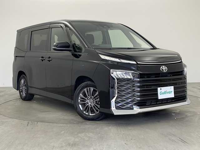 トヨタ ヴォクシー S－G 兵庫県 2022(令4)年 3.7万km アティチュードブラックマイカ ・純正8インチディスプレイオーディオ/　Bluetoobthオーディオ/　USB接続/　フルセグテレビ/・バックカメラ/・ビルトインETC2.0/・トヨタセーフティセンス/　プリクラッシュセーフティ/　レーントレーシングアシスト［LTA］/　レーンディパーチャーアラート［LDA］/　レーダークルーズコントロール（全車速追従機能付）/　アダプティブハイビームシステム［AHS］/　オートマチックハイビーム［AHB］/　ロードサインアシスト［RSA］/　プロアクティブドライビングアシスト［PDA］/　発進遅れ告知機能［TMN］/・三列シート/・前後ドライブレコーダー/・社外フロアマット/・両側パワースライドドア/・電子パーキングブレーキ/・オートブレーキホールド/・ステアリングリモコン/・純正16インチアルミホイール/・ABS/・横滑り防止機能/・前後コーナーセンサー/・盗難防止装置/・LEDオートライト/・W＋サイドエアバック/・カーテンエアバック/・スマートキー/・Wオートエアコン