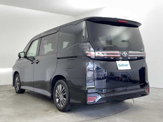 トヨタ ヴォクシー S－G 兵庫県 2022(令4)年 3.7万km アティチュードブラックマイカ ・純正8インチディスプレイオーディオ/　Bluetoobthオーディオ/　USB接続/　フルセグテレビ/・バックカメラ/・ビルトインETC2.0/・トヨタセーフティセンス/　プリクラッシュセーフティ/　レーントレーシングアシスト［LTA］/　レーンディパーチャーアラート［LDA］/　レーダークルーズコントロール（全車速追従機能付）/　アダプティブハイビームシステム［AHS］/　オートマチックハイビーム［AHB］/　ロードサインアシスト［RSA］/　プロアクティブドライビングアシスト［PDA］/　発進遅れ告知機能［TMN］/・三列シート/・前後ドライブレコーダー/・社外フロアマット/・両側パワースライドドア/・電子パーキングブレーキ/・オートブレーキホールド/・ステアリングリモコン/・純正16インチアルミホイール/・ABS/・横滑り防止機能/・前後コーナーセンサー/・盗難防止装置/・LEDオートライト/・W＋サイドエアバック/・カーテンエアバック/・スマートキー/・Wオートエアコン