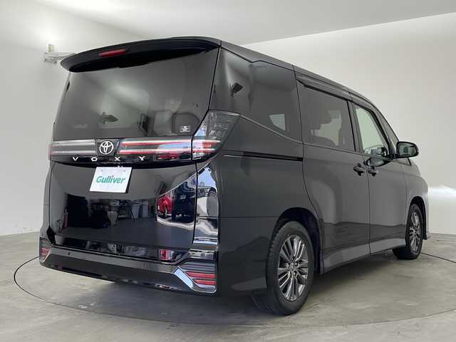 トヨタ ヴォクシー S－G 兵庫県 2022(令4)年 3.7万km アティチュードブラックマイカ ・純正8インチディスプレイオーディオ/　Bluetoobthオーディオ/　USB接続/　フルセグテレビ/・バックカメラ/・ビルトインETC2.0/・トヨタセーフティセンス/　プリクラッシュセーフティ/　レーントレーシングアシスト［LTA］/　レーンディパーチャーアラート［LDA］/　レーダークルーズコントロール（全車速追従機能付）/　アダプティブハイビームシステム［AHS］/　オートマチックハイビーム［AHB］/　ロードサインアシスト［RSA］/　プロアクティブドライビングアシスト［PDA］/　発進遅れ告知機能［TMN］/・三列シート/・前後ドライブレコーダー/・社外フロアマット/・両側パワースライドドア/・電子パーキングブレーキ/・オートブレーキホールド/・ステアリングリモコン/・純正16インチアルミホイール/・ABS/・横滑り防止機能/・前後コーナーセンサー/・盗難防止装置/・LEDオートライト/・W＋サイドエアバック/・カーテンエアバック/・スマートキー/・Wオートエアコン