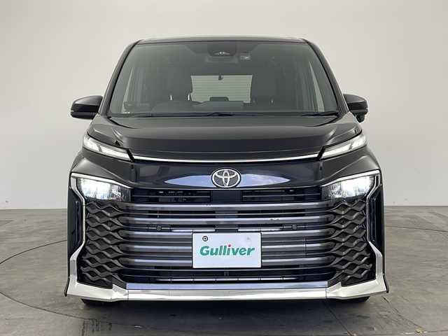 トヨタ ヴォクシー S－G 兵庫県 2022(令4)年 3.7万km アティチュードブラックマイカ ・純正8インチディスプレイオーディオ/　Bluetoobthオーディオ/　USB接続/　フルセグテレビ/・バックカメラ/・ビルトインETC2.0/・トヨタセーフティセンス/　プリクラッシュセーフティ/　レーントレーシングアシスト［LTA］/　レーンディパーチャーアラート［LDA］/　レーダークルーズコントロール（全車速追従機能付）/　アダプティブハイビームシステム［AHS］/　オートマチックハイビーム［AHB］/　ロードサインアシスト［RSA］/　プロアクティブドライビングアシスト［PDA］/　発進遅れ告知機能［TMN］/・三列シート/・前後ドライブレコーダー/・社外フロアマット/・両側パワースライドドア/・電子パーキングブレーキ/・オートブレーキホールド/・ステアリングリモコン/・純正16インチアルミホイール/・ABS/・横滑り防止機能/・前後コーナーセンサー/・盗難防止装置/・LEDオートライト/・W＋サイドエアバック/・カーテンエアバック/・スマートキー/・Wオートエアコン