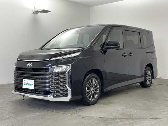 トヨタ ヴォクシー S－G 兵庫県 2022(令4)年 3.7万km アティチュードブラックマイカ ・純正8インチディスプレイオーディオ/　Bluetoobthオーディオ/　USB接続/　フルセグテレビ/・バックカメラ/・ビルトインETC2.0/・トヨタセーフティセンス/　プリクラッシュセーフティ/　レーントレーシングアシスト［LTA］/　レーンディパーチャーアラート［LDA］/　レーダークルーズコントロール（全車速追従機能付）/　アダプティブハイビームシステム［AHS］/　オートマチックハイビーム［AHB］/　ロードサインアシスト［RSA］/　プロアクティブドライビングアシスト［PDA］/　発進遅れ告知機能［TMN］/・三列シート/・前後ドライブレコーダー/・社外フロアマット/・両側パワースライドドア/・電子パーキングブレーキ/・オートブレーキホールド/・ステアリングリモコン/・純正16インチアルミホイール/・ABS/・横滑り防止機能/・前後コーナーセンサー/・盗難防止装置/・LEDオートライト/・W＋サイドエアバック/・カーテンエアバック/・スマートキー/・Wオートエアコン