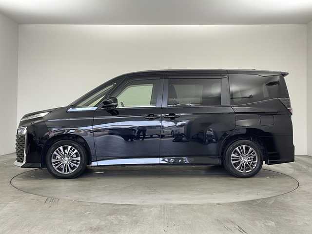 トヨタ ヴォクシー S－G 兵庫県 2022(令4)年 3.7万km アティチュードブラックマイカ ・純正8インチディスプレイオーディオ/　Bluetoobthオーディオ/　USB接続/　フルセグテレビ/・バックカメラ/・ビルトインETC2.0/・トヨタセーフティセンス/　プリクラッシュセーフティ/　レーントレーシングアシスト［LTA］/　レーンディパーチャーアラート［LDA］/　レーダークルーズコントロール（全車速追従機能付）/　アダプティブハイビームシステム［AHS］/　オートマチックハイビーム［AHB］/　ロードサインアシスト［RSA］/　プロアクティブドライビングアシスト［PDA］/　発進遅れ告知機能［TMN］/・三列シート/・前後ドライブレコーダー/・社外フロアマット/・両側パワースライドドア/・電子パーキングブレーキ/・オートブレーキホールド/・ステアリングリモコン/・純正16インチアルミホイール/・ABS/・横滑り防止機能/・前後コーナーセンサー/・盗難防止装置/・LEDオートライト/・W＋サイドエアバック/・カーテンエアバック/・スマートキー/・Wオートエアコン