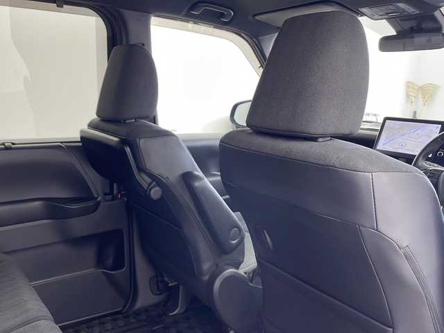 トヨタ ヴォクシー S－G 兵庫県 2022(令4)年 3.7万km アティチュードブラックマイカ ・純正8インチディスプレイオーディオ/　Bluetoobthオーディオ/　USB接続/　フルセグテレビ/・バックカメラ/・ビルトインETC2.0/・トヨタセーフティセンス/　プリクラッシュセーフティ/　レーントレーシングアシスト［LTA］/　レーンディパーチャーアラート［LDA］/　レーダークルーズコントロール（全車速追従機能付）/　アダプティブハイビームシステム［AHS］/　オートマチックハイビーム［AHB］/　ロードサインアシスト［RSA］/　プロアクティブドライビングアシスト［PDA］/　発進遅れ告知機能［TMN］/・三列シート/・前後ドライブレコーダー/・社外フロアマット/・両側パワースライドドア/・電子パーキングブレーキ/・オートブレーキホールド/・ステアリングリモコン/・純正16インチアルミホイール/・ABS/・横滑り防止機能/・前後コーナーセンサー/・盗難防止装置/・LEDオートライト/・W＋サイドエアバック/・カーテンエアバック/・スマートキー/・Wオートエアコン