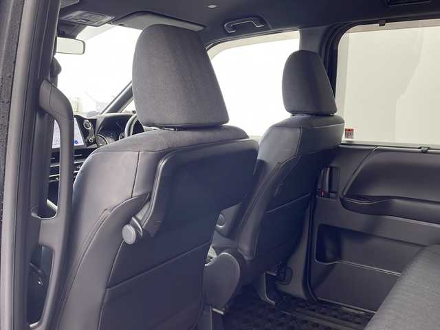 トヨタ ヴォクシー S－G 兵庫県 2022(令4)年 3.7万km アティチュードブラックマイカ ・純正8インチディスプレイオーディオ/　Bluetoobthオーディオ/　USB接続/　フルセグテレビ/・バックカメラ/・ビルトインETC2.0/・トヨタセーフティセンス/　プリクラッシュセーフティ/　レーントレーシングアシスト［LTA］/　レーンディパーチャーアラート［LDA］/　レーダークルーズコントロール（全車速追従機能付）/　アダプティブハイビームシステム［AHS］/　オートマチックハイビーム［AHB］/　ロードサインアシスト［RSA］/　プロアクティブドライビングアシスト［PDA］/　発進遅れ告知機能［TMN］/・三列シート/・前後ドライブレコーダー/・社外フロアマット/・両側パワースライドドア/・電子パーキングブレーキ/・オートブレーキホールド/・ステアリングリモコン/・純正16インチアルミホイール/・ABS/・横滑り防止機能/・前後コーナーセンサー/・盗難防止装置/・LEDオートライト/・W＋サイドエアバック/・カーテンエアバック/・スマートキー/・Wオートエアコン