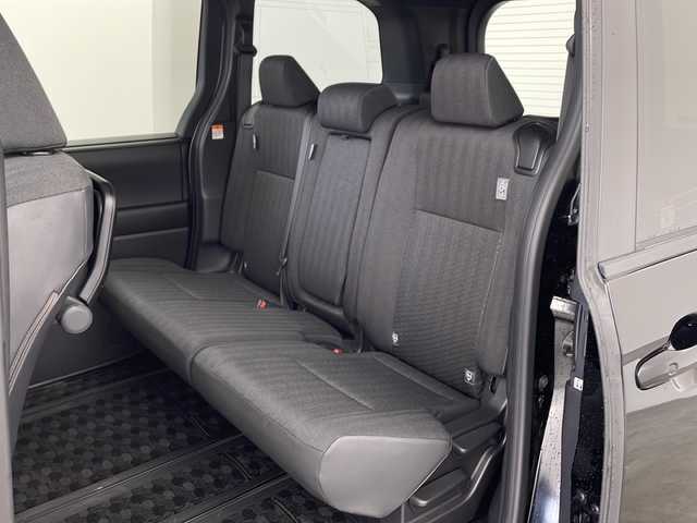 トヨタ ヴォクシー S－G 兵庫県 2022(令4)年 3.7万km アティチュードブラックマイカ ・純正8インチディスプレイオーディオ/　Bluetoobthオーディオ/　USB接続/　フルセグテレビ/・バックカメラ/・ビルトインETC2.0/・トヨタセーフティセンス/　プリクラッシュセーフティ/　レーントレーシングアシスト［LTA］/　レーンディパーチャーアラート［LDA］/　レーダークルーズコントロール（全車速追従機能付）/　アダプティブハイビームシステム［AHS］/　オートマチックハイビーム［AHB］/　ロードサインアシスト［RSA］/　プロアクティブドライビングアシスト［PDA］/　発進遅れ告知機能［TMN］/・三列シート/・前後ドライブレコーダー/・社外フロアマット/・両側パワースライドドア/・電子パーキングブレーキ/・オートブレーキホールド/・ステアリングリモコン/・純正16インチアルミホイール/・ABS/・横滑り防止機能/・前後コーナーセンサー/・盗難防止装置/・LEDオートライト/・W＋サイドエアバック/・カーテンエアバック/・スマートキー/・Wオートエアコン