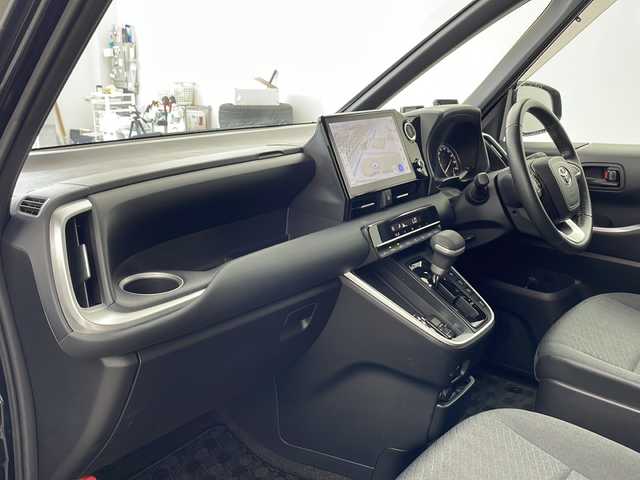 トヨタ ヴォクシー S－G 兵庫県 2022(令4)年 3.7万km アティチュードブラックマイカ ・純正8インチディスプレイオーディオ/　Bluetoobthオーディオ/　USB接続/　フルセグテレビ/・バックカメラ/・ビルトインETC2.0/・トヨタセーフティセンス/　プリクラッシュセーフティ/　レーントレーシングアシスト［LTA］/　レーンディパーチャーアラート［LDA］/　レーダークルーズコントロール（全車速追従機能付）/　アダプティブハイビームシステム［AHS］/　オートマチックハイビーム［AHB］/　ロードサインアシスト［RSA］/　プロアクティブドライビングアシスト［PDA］/　発進遅れ告知機能［TMN］/・三列シート/・前後ドライブレコーダー/・社外フロアマット/・両側パワースライドドア/・電子パーキングブレーキ/・オートブレーキホールド/・ステアリングリモコン/・純正16インチアルミホイール/・ABS/・横滑り防止機能/・前後コーナーセンサー/・盗難防止装置/・LEDオートライト/・W＋サイドエアバック/・カーテンエアバック/・スマートキー/・Wオートエアコン