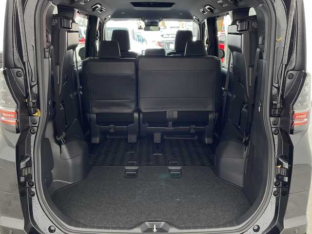 トヨタ ヴォクシー S－G 兵庫県 2022(令4)年 3.7万km アティチュードブラックマイカ ・純正8インチディスプレイオーディオ/　Bluetoobthオーディオ/　USB接続/　フルセグテレビ/・バックカメラ/・ビルトインETC2.0/・トヨタセーフティセンス/　プリクラッシュセーフティ/　レーントレーシングアシスト［LTA］/　レーンディパーチャーアラート［LDA］/　レーダークルーズコントロール（全車速追従機能付）/　アダプティブハイビームシステム［AHS］/　オートマチックハイビーム［AHB］/　ロードサインアシスト［RSA］/　プロアクティブドライビングアシスト［PDA］/　発進遅れ告知機能［TMN］/・三列シート/・前後ドライブレコーダー/・社外フロアマット/・両側パワースライドドア/・電子パーキングブレーキ/・オートブレーキホールド/・ステアリングリモコン/・純正16インチアルミホイール/・ABS/・横滑り防止機能/・前後コーナーセンサー/・盗難防止装置/・LEDオートライト/・W＋サイドエアバック/・カーテンエアバック/・スマートキー/・Wオートエアコン