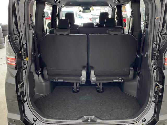 トヨタ ヴォクシー S－G 兵庫県 2022(令4)年 3.7万km アティチュードブラックマイカ ・純正8インチディスプレイオーディオ/　Bluetoobthオーディオ/　USB接続/　フルセグテレビ/・バックカメラ/・ビルトインETC2.0/・トヨタセーフティセンス/　プリクラッシュセーフティ/　レーントレーシングアシスト［LTA］/　レーンディパーチャーアラート［LDA］/　レーダークルーズコントロール（全車速追従機能付）/　アダプティブハイビームシステム［AHS］/　オートマチックハイビーム［AHB］/　ロードサインアシスト［RSA］/　プロアクティブドライビングアシスト［PDA］/　発進遅れ告知機能［TMN］/・三列シート/・前後ドライブレコーダー/・社外フロアマット/・両側パワースライドドア/・電子パーキングブレーキ/・オートブレーキホールド/・ステアリングリモコン/・純正16インチアルミホイール/・ABS/・横滑り防止機能/・前後コーナーセンサー/・盗難防止装置/・LEDオートライト/・W＋サイドエアバック/・カーテンエアバック/・スマートキー/・Wオートエアコン