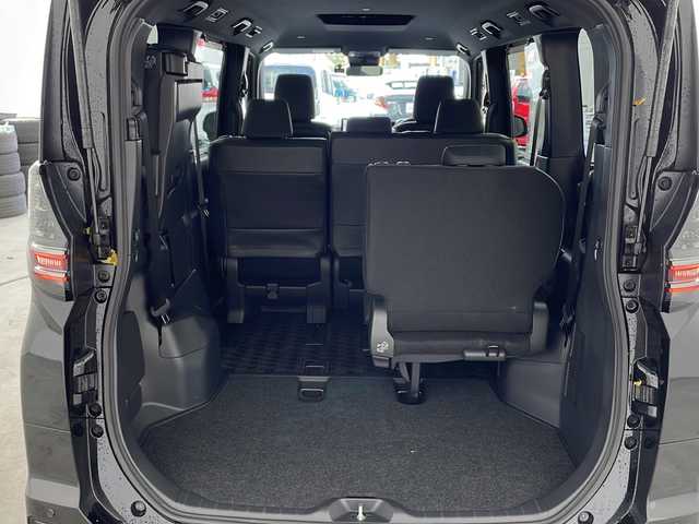 トヨタ ヴォクシー S－G 兵庫県 2022(令4)年 3.7万km アティチュードブラックマイカ ・純正8インチディスプレイオーディオ/　Bluetoobthオーディオ/　USB接続/　フルセグテレビ/・バックカメラ/・ビルトインETC2.0/・トヨタセーフティセンス/　プリクラッシュセーフティ/　レーントレーシングアシスト［LTA］/　レーンディパーチャーアラート［LDA］/　レーダークルーズコントロール（全車速追従機能付）/　アダプティブハイビームシステム［AHS］/　オートマチックハイビーム［AHB］/　ロードサインアシスト［RSA］/　プロアクティブドライビングアシスト［PDA］/　発進遅れ告知機能［TMN］/・三列シート/・前後ドライブレコーダー/・社外フロアマット/・両側パワースライドドア/・電子パーキングブレーキ/・オートブレーキホールド/・ステアリングリモコン/・純正16インチアルミホイール/・ABS/・横滑り防止機能/・前後コーナーセンサー/・盗難防止装置/・LEDオートライト/・W＋サイドエアバック/・カーテンエアバック/・スマートキー/・Wオートエアコン