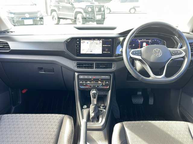 フォルクスワーゲン ＶＷ Ｔ－クロス TSI アクティブ 東京都 2022(令4)年 2.1万km グレー 純正ナビ/・Bluetooth/Apple Car Play/Android Auto/テクノロジーパッケージ/・同一車線内全車速運転支援システム/・レーンキープアシストシステム/・ハイビームアシスト/・駐車支援システム/・パークディスタンスコントロール/・リヤトラフィックアラート/・オプティカルパーキングシステム/・ブラインドスポットディテクション/・スマートフォンワイヤレスチャージン/・純正インフォテイメントシステムDiscover Pro/バックモニター/横滑り防止装置/盗難防止装置/オートライト/コーナーセンサー/衝突被害軽減システム/スモーキーグレーメタリック（カラーコード：LB7Q）/ルーフレール/純正ドライブレコーダー/16インチ純正アルミホイール/取扱説明書/保証書/スペアキー1本