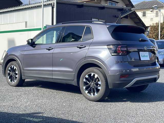 フォルクスワーゲン ＶＷ Ｔ－クロス TSI アクティブ 東京都 2022(令4)年 2.1万km グレー 純正ナビ/・Bluetooth/Apple Car Play/Android Auto/テクノロジーパッケージ/・同一車線内全車速運転支援システム/・レーンキープアシストシステム/・ハイビームアシスト/・駐車支援システム/・パークディスタンスコントロール/・リヤトラフィックアラート/・オプティカルパーキングシステム/・ブラインドスポットディテクション/・スマートフォンワイヤレスチャージン/・純正インフォテイメントシステムDiscover Pro/バックモニター/横滑り防止装置/盗難防止装置/オートライト/コーナーセンサー/衝突被害軽減システム/スモーキーグレーメタリック（カラーコード：LB7Q）/ルーフレール/純正ドライブレコーダー/16インチ純正アルミホイール/取扱説明書/保証書/スペアキー1本