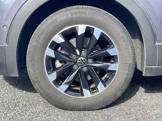 フォルクスワーゲン ＶＷ Ｔ－クロス TSI アクティブ 東京都 2022(令4)年 2.1万km グレー 純正ナビ/・Bluetooth/Apple Car Play/Android Auto/テクノロジーパッケージ/・同一車線内全車速運転支援システム/・レーンキープアシストシステム/・ハイビームアシスト/・駐車支援システム/・パークディスタンスコントロール/・リヤトラフィックアラート/・オプティカルパーキングシステム/・ブラインドスポットディテクション/・スマートフォンワイヤレスチャージン/・純正インフォテイメントシステムDiscover Pro/バックモニター/横滑り防止装置/盗難防止装置/オートライト/コーナーセンサー/衝突被害軽減システム/スモーキーグレーメタリック（カラーコード：LB7Q）/ルーフレール/純正ドライブレコーダー/16インチ純正アルミホイール/取扱説明書/保証書/スペアキー1本