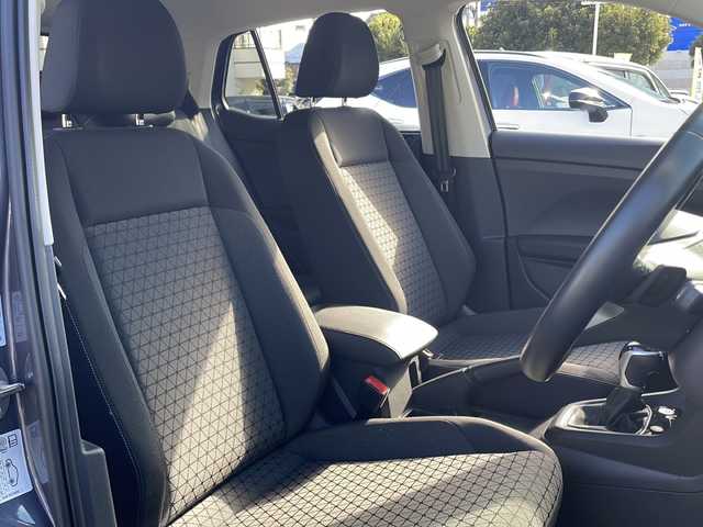 フォルクスワーゲン ＶＷ Ｔ－クロス TSI アクティブ 東京都 2022(令4)年 2.1万km グレー 純正ナビ/・Bluetooth/Apple Car Play/Android Auto/テクノロジーパッケージ/・同一車線内全車速運転支援システム/・レーンキープアシストシステム/・ハイビームアシスト/・駐車支援システム/・パークディスタンスコントロール/・リヤトラフィックアラート/・オプティカルパーキングシステム/・ブラインドスポットディテクション/・スマートフォンワイヤレスチャージン/・純正インフォテイメントシステムDiscover Pro/バックモニター/横滑り防止装置/盗難防止装置/オートライト/コーナーセンサー/衝突被害軽減システム/スモーキーグレーメタリック（カラーコード：LB7Q）/ルーフレール/純正ドライブレコーダー/16インチ純正アルミホイール/取扱説明書/保証書/スペアキー1本