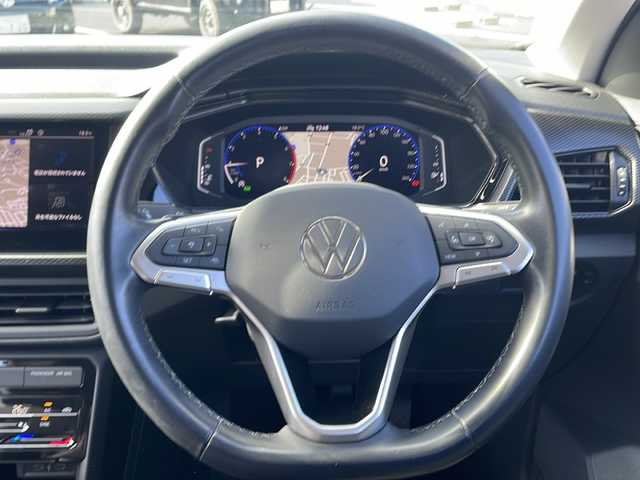 フォルクスワーゲン ＶＷ Ｔ－クロス TSI アクティブ 東京都 2022(令4)年 2.1万km グレー 純正ナビ/・Bluetooth/Apple Car Play/Android Auto/テクノロジーパッケージ/・同一車線内全車速運転支援システム/・レーンキープアシストシステム/・ハイビームアシスト/・駐車支援システム/・パークディスタンスコントロール/・リヤトラフィックアラート/・オプティカルパーキングシステム/・ブラインドスポットディテクション/・スマートフォンワイヤレスチャージン/・純正インフォテイメントシステムDiscover Pro/バックモニター/横滑り防止装置/盗難防止装置/オートライト/コーナーセンサー/衝突被害軽減システム/スモーキーグレーメタリック（カラーコード：LB7Q）/ルーフレール/純正ドライブレコーダー/16インチ純正アルミホイール/取扱説明書/保証書/スペアキー1本