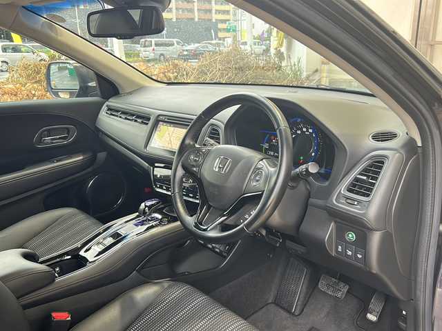 ホンダ ヴェゼル ハイブリッド 静岡県 2016(平28)年 4万km ルーセブラックM 純正ナビ/・CD/DVD/Bluetooth/USB/HDMI/・フルセグTV/ラジオ/主要装備/・バックカメラ　/・ＥＴＣ　/・シートヒーター　/・ハーフレザーシート　/・クルーズコントロール　/・ドライブレコーダー　/・パドルシフト　/・レーンキープアシスト　/・ルーフレール　/・衝突軽減ブレーキ　/・ＬＥＤヘッドライト/・寒冷地仕様/・ステアリングリモコン/・フォグランプ/・オートライト/・プッシュスタート/・スマートキー/・ヒーテッドドアミラー