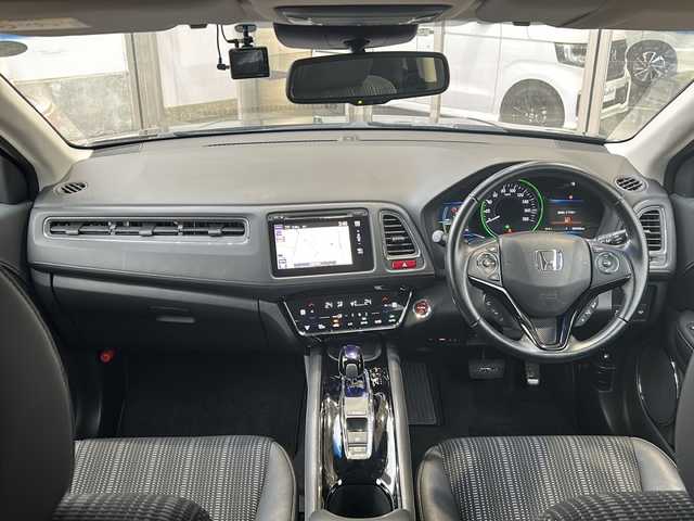 ホンダ ヴェゼル ハイブリッド 静岡県 2016(平28)年 4万km ルーセブラックM 純正ナビ/・CD/DVD/Bluetooth/USB/HDMI/・フルセグTV/ラジオ/主要装備/・バックカメラ　/・ＥＴＣ　/・シートヒーター　/・ハーフレザーシート　/・クルーズコントロール　/・ドライブレコーダー　/・パドルシフト　/・レーンキープアシスト　/・ルーフレール　/・衝突軽減ブレーキ　/・ＬＥＤヘッドライト/・寒冷地仕様/・ステアリングリモコン/・フォグランプ/・オートライト/・プッシュスタート/・スマートキー/・ヒーテッドドアミラー