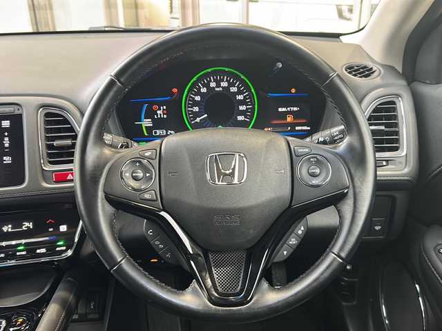 ホンダ ヴェゼル ハイブリッド 静岡県 2016(平28)年 4万km ルーセブラックM 純正ナビ/・CD/DVD/Bluetooth/USB/HDMI/・フルセグTV/ラジオ/主要装備/・バックカメラ　/・ＥＴＣ　/・シートヒーター　/・ハーフレザーシート　/・クルーズコントロール　/・ドライブレコーダー　/・パドルシフト　/・レーンキープアシスト　/・ルーフレール　/・衝突軽減ブレーキ　/・ＬＥＤヘッドライト/・寒冷地仕様/・ステアリングリモコン/・フォグランプ/・オートライト/・プッシュスタート/・スマートキー/・ヒーテッドドアミラー