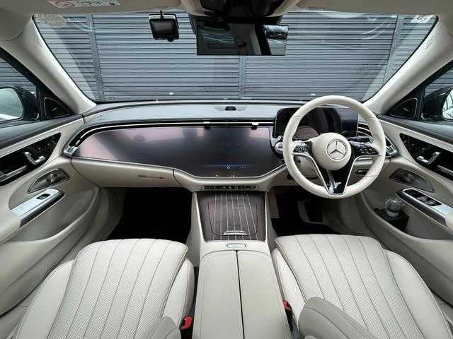 メルセデス・ベンツ Ｍ・ベンツ Ｅ２００ アバンギャルド 茨城県 2025(令7)年 0.1万km グレー グレード：エディションエクスクルーシブ/ワンオ-ナ- /50台限定車 /シルクベ-ジュ本革 /ボンネットマスコット /ラジエタ-グリル /ブラウンオ-プンアメ-プルウッドセンタ-トリム /ブラックピアノラッカーインテリアトリム/パノラマスライディングル-フ /EXCラインエクステリア /EXCラインインテリア /Burmester4Dサラウンドサウンドシステム/サウンドパーソナライゼーション機能/20インチAMGアルミホイール/熱反射・ノイズ軽減ガラス/シートベンチレーター/シートヒーター/自撮り＆ビデオカメラ/ワイヤレス充電/フットオープナー/360度カメラ/ACC/LKA/BSA/自動駐車/LED・オートハイビーム/アンビエントライト/M付パワーシート/純正ナビ/フルセグTV/CarPlay/USB/ETC2.0/禁煙車