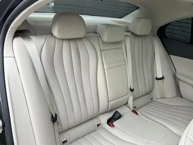 メルセデス・ベンツ Ｍ・ベンツ Ｅ２００ アバンギャルド 茨城県 2025(令7)年 0.1万km グレー グレード：エディションエクスクルーシブ/ワンオ-ナ- /50台限定車 /シルクベ-ジュ本革 /ボンネットマスコット /ラジエタ-グリル /ブラウンオ-プンアメ-プルウッドセンタ-トリム /ブラックピアノラッカーインテリアトリム/パノラマスライディングル-フ /EXCラインエクステリア /EXCラインインテリア /Burmester4Dサラウンドサウンドシステム/サウンドパーソナライゼーション機能/20インチAMGアルミホイール/熱反射・ノイズ軽減ガラス/シートベンチレーター/シートヒーター/自撮り＆ビデオカメラ/ワイヤレス充電/フットオープナー/360度カメラ/ACC/LKA/BSA/自動駐車/LED・オートハイビーム/アンビエントライト/M付パワーシート/純正ナビ/フルセグTV/CarPlay/USB/ETC2.0/禁煙車