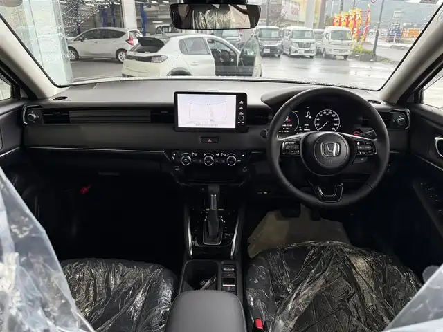 ホンダ ヴェゼル ハイブリッド e:HEV Z 京都府 2025(令7)年 0.1千km プラチナホワイトパール ホンダセンシング/・衝突軽減ブレーキ/・後方誤発進抑制機能/・車線維持支援システム/・アダブティブドライビングビーム/・渋滞追従機能付アダブティブクルーズコントロール/・誤発進抑制機能/・路外逸脱抑制機能/・オートハイビーム/・ブラインドスポットインフォメーション/純正9インチメモリーナビ、地デジ、Bluetooth/USB端子/バックカメラ/ビルトイン2.0ETC/おくだけ充電/ハンドルヒーター/前席シートヒーター/ハンドフリーパワーバックドア/LEDヘッドランプ/スペアキー/純正フロアマット、バイザー付き
