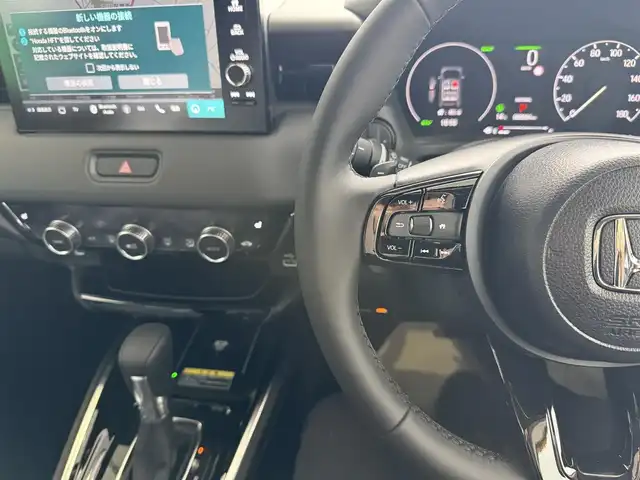 ホンダ ヴェゼル ハイブリッド e:HEV Z 京都府 2025(令7)年 0.1千km プラチナホワイトパール ホンダセンシング/・衝突軽減ブレーキ/・後方誤発進抑制機能/・車線維持支援システム/・アダブティブドライビングビーム/・渋滞追従機能付アダブティブクルーズコントロール/・誤発進抑制機能/・路外逸脱抑制機能/・オートハイビーム/・ブラインドスポットインフォメーション/純正9インチメモリーナビ、地デジ、Bluetooth/USB端子/バックカメラ/ビルトイン2.0ETC/おくだけ充電/ハンドルヒーター/前席シートヒーター/ハンドフリーパワーバックドア/LEDヘッドランプ/スペアキー/純正フロアマット、バイザー付き